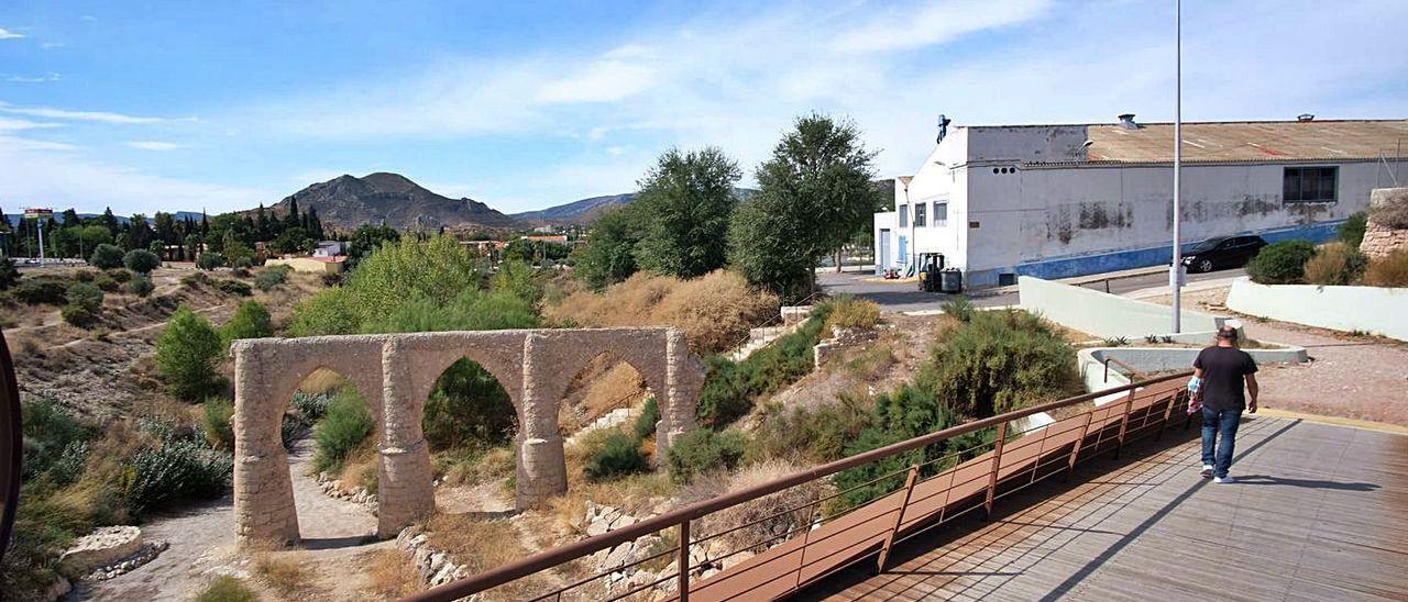 La pasarela del barrio de San Rafael de Petrer donde se produjeron los hechos.