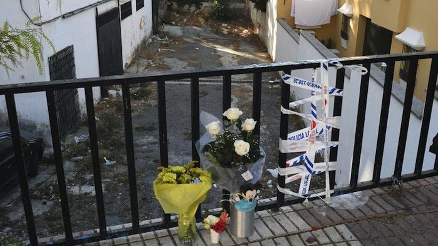 Barandilla en la que está precintado el espacio donde falta uno de los barrotes por el que cayó un menor de dos años el pasado viernes en el barrio de La Patera.