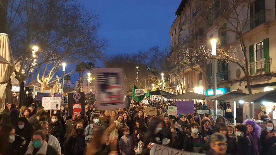 Manifestación del Día de la Mujer: Más de mil personas recorren las calles de Palma para reivindicar la igualdad