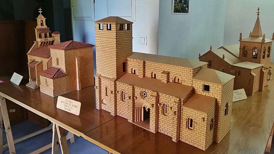 En primer plano, la iglesia de Santiago el Burgo, en miniatura. | C. P.