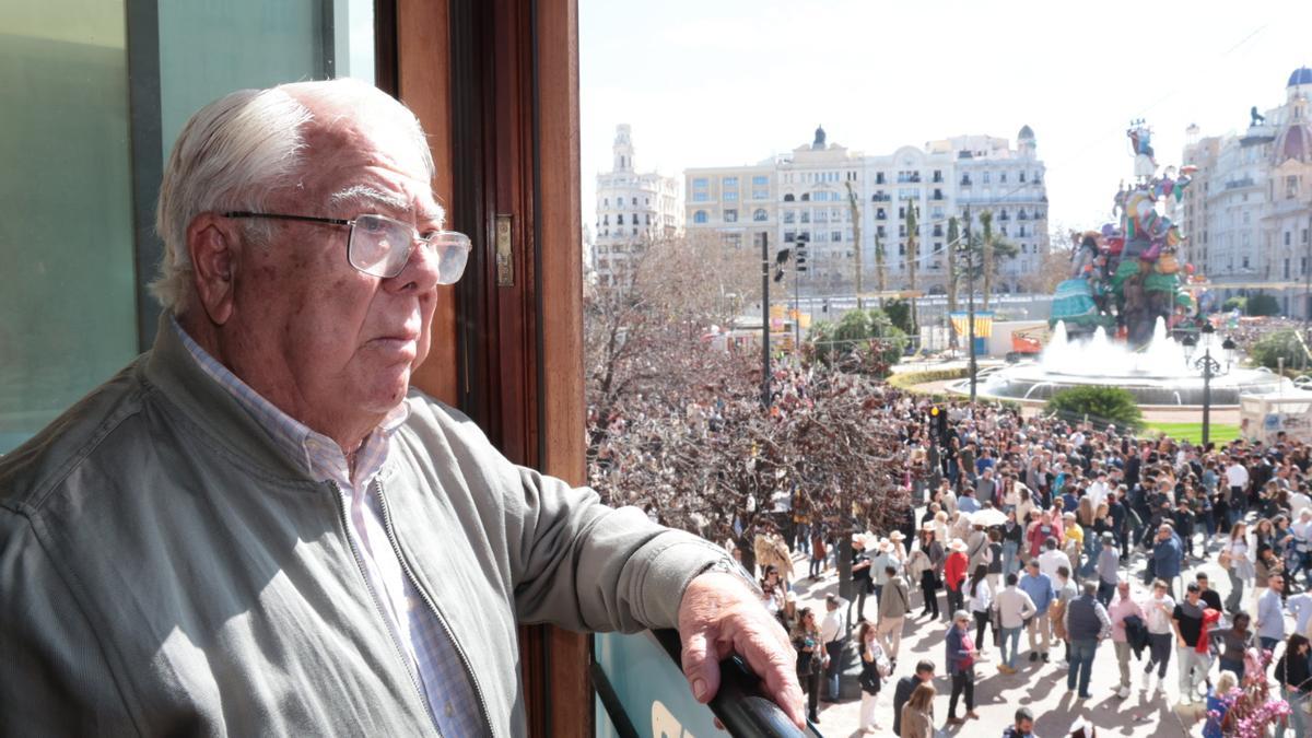 El maestro José Varea, con la plaza del Ayuntamiento y la falla municipal atrás
