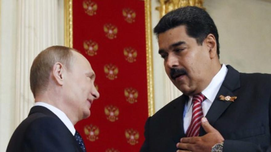 Putin y Maduro, apretón de manos en el Kremlin en el Día de la Victoria