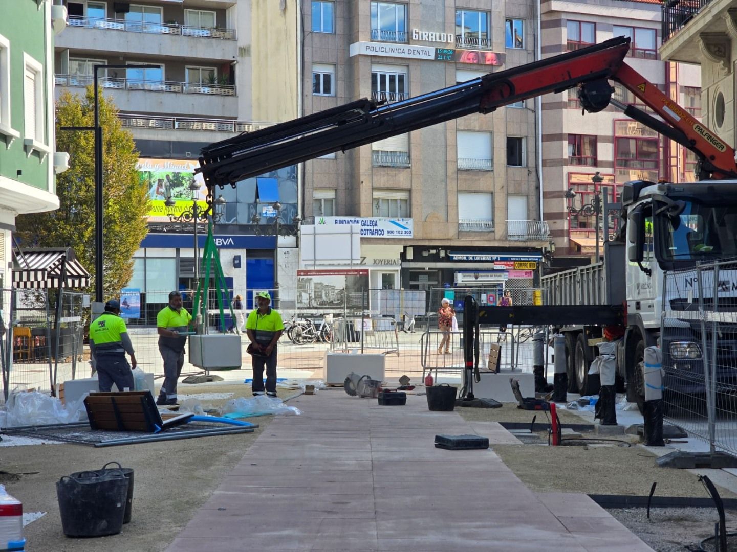 La calle de Clara Campoamor, antes Conde Vallelano, afronta la instalación de mobiliario y la plantación de jacarandas.