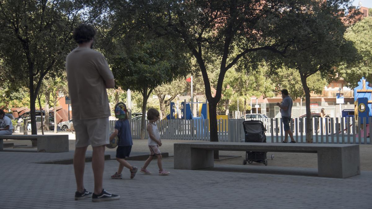 Un banc de formigó al parc infantil del Carrasco i Formiguera