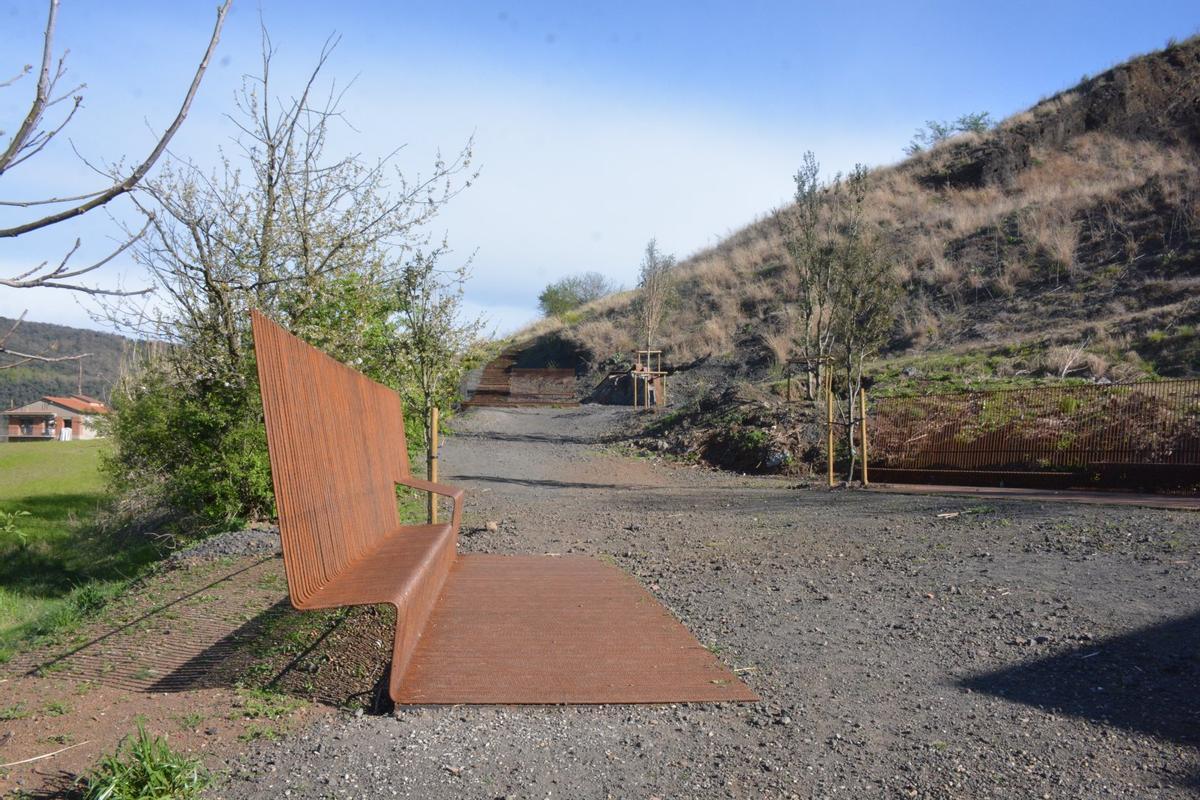 El nou tram d’accés a peu al volcà de Sant Francesc, a l’entorn del Montsacopa,