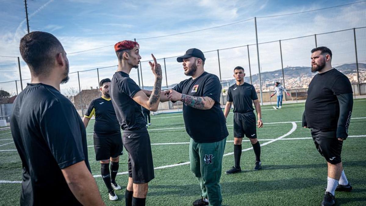 Jonathan, el presidente de la Kings League Gipsy (en el centro), da indicaciones a jugadores de Soniquete.