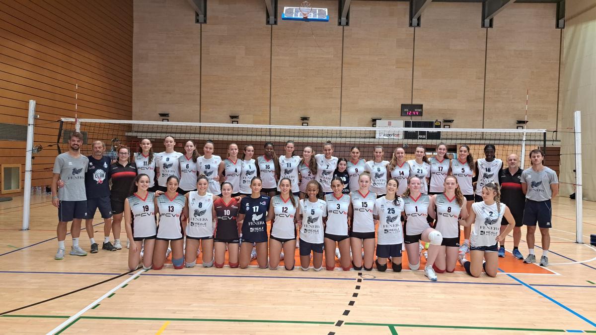 Les jugadores de la Blume i del Chieri’76 abans d’un partit