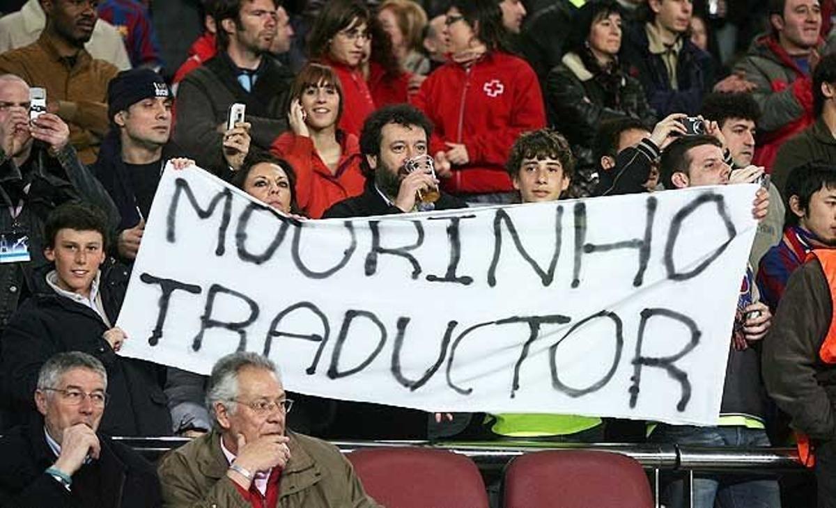 Humor. Pancarta al·lusiva al passat del portuguès al Barça com a ajudant de Robson i Van Gaal, al partit de tornada de quarts de final de la Lliga de Campions entre el Barça i el Chelsea. 7 de març del 2006.
