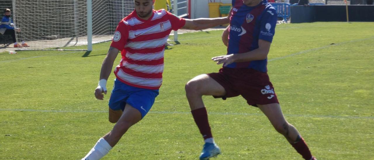 Lance del partido entre el Alzira y el filial del Granada. | KIKO  FELGUERA