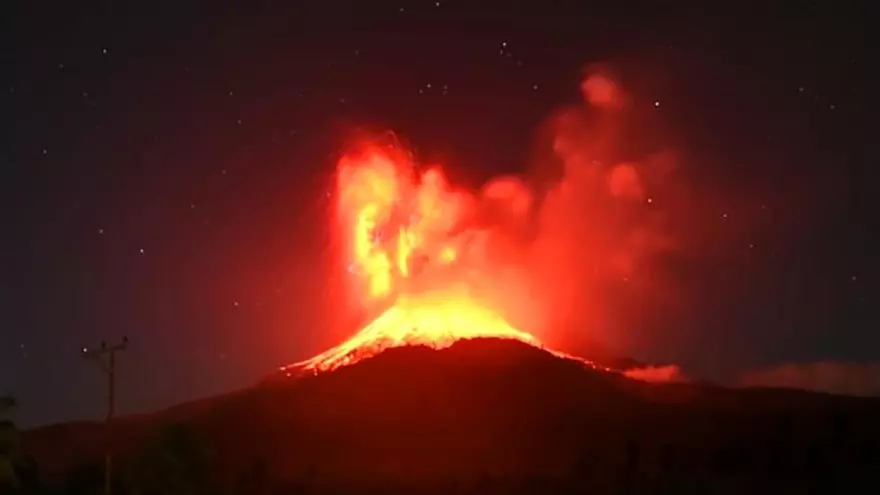 El volcà Lewotobi entra en erupció a Indonèsia i emet una columna de cendra de 18 quilòmetres d’altura