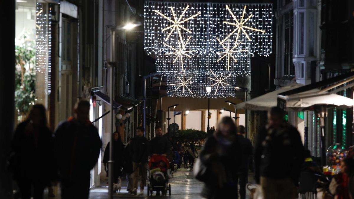 La magia navideña inunda las calles de Luanco de luz y color