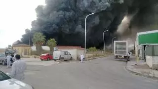 Declarado un aparatoso incendio en una nave de productos cárnicos en el polígono de Humilladero