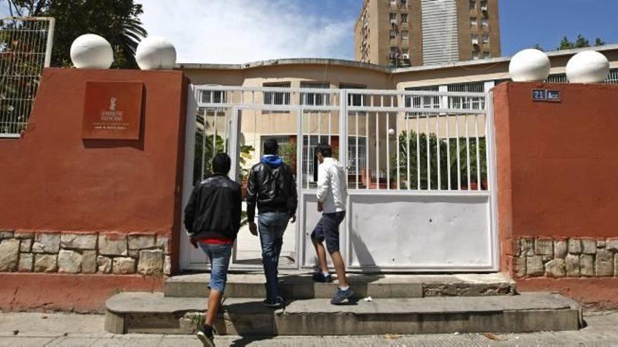 Tres jóvenes entran en uno de los centros de recepción de menores de la Generalitat.