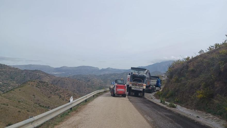 La Diputación invierte 1,1 millones en la mejora de cinco carreteras de la Axarquía