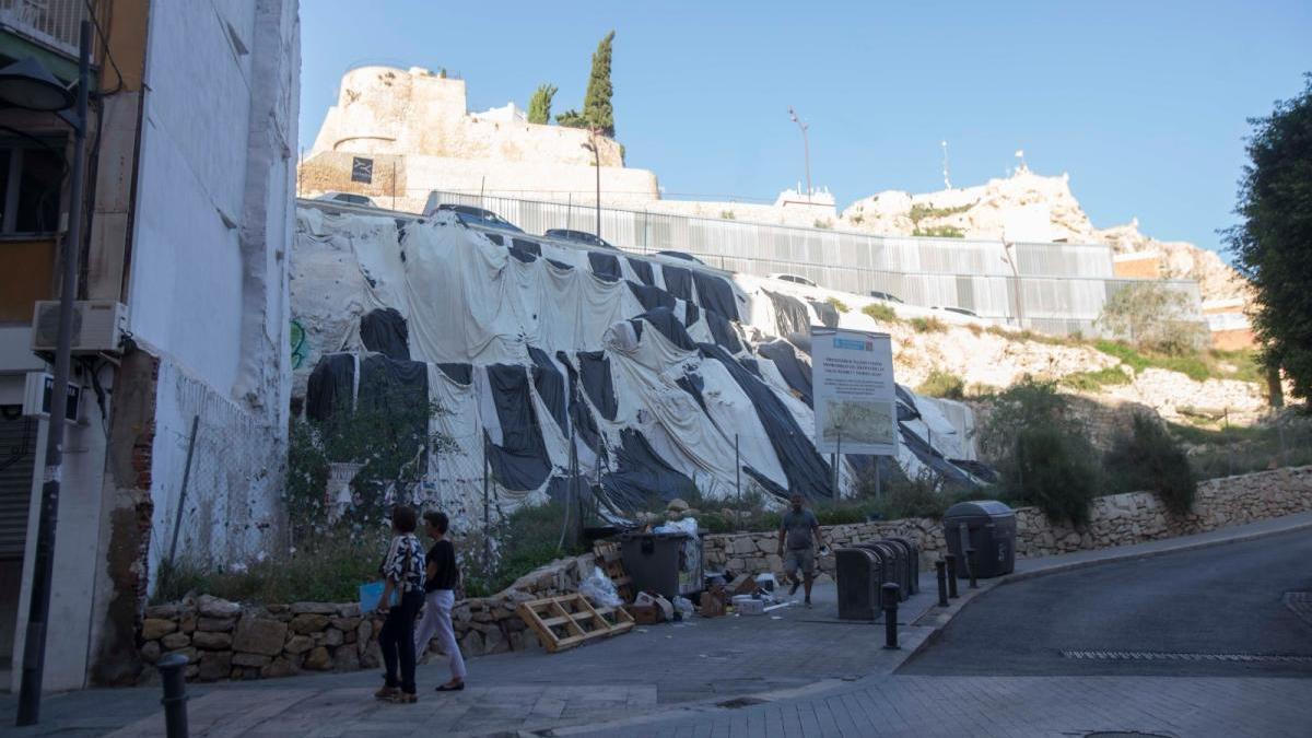 Restos arqueológicos de la muralla en la Ladera de El Portón. PILAR CORTÉS