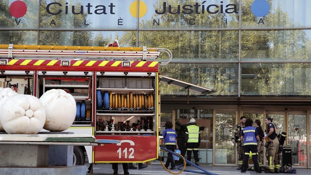 Valencia   incendio en la  Ciudad de la Justicia