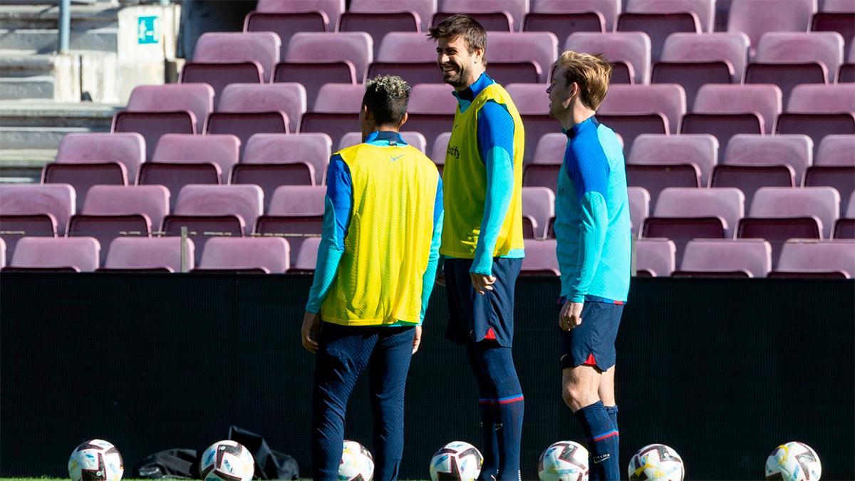 Piqué, alegre durante en el entrenamiento tras anunciar su retirada del fútbol