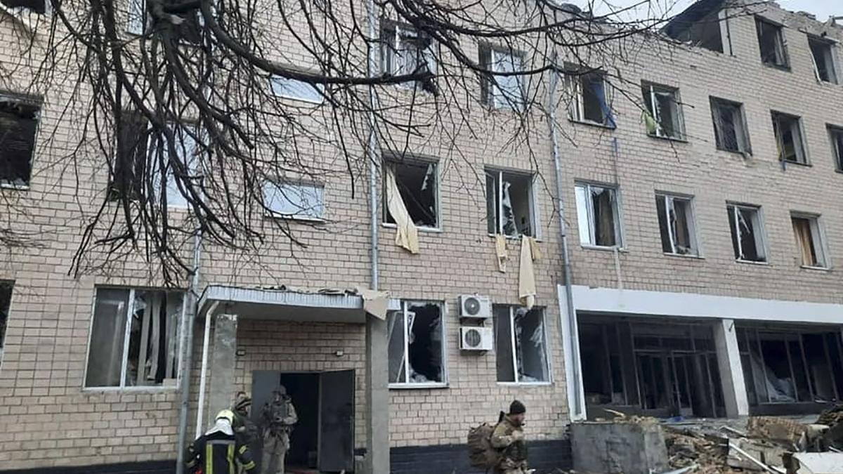 Soldados inspeccionan el interior de un edificio bombardeado