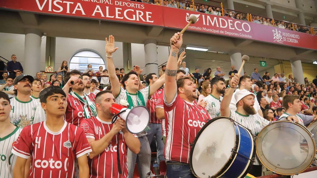 Varios componentes del grupo de animación Frente Salmorejo animan en la ida de la final de la Segunda FEB.