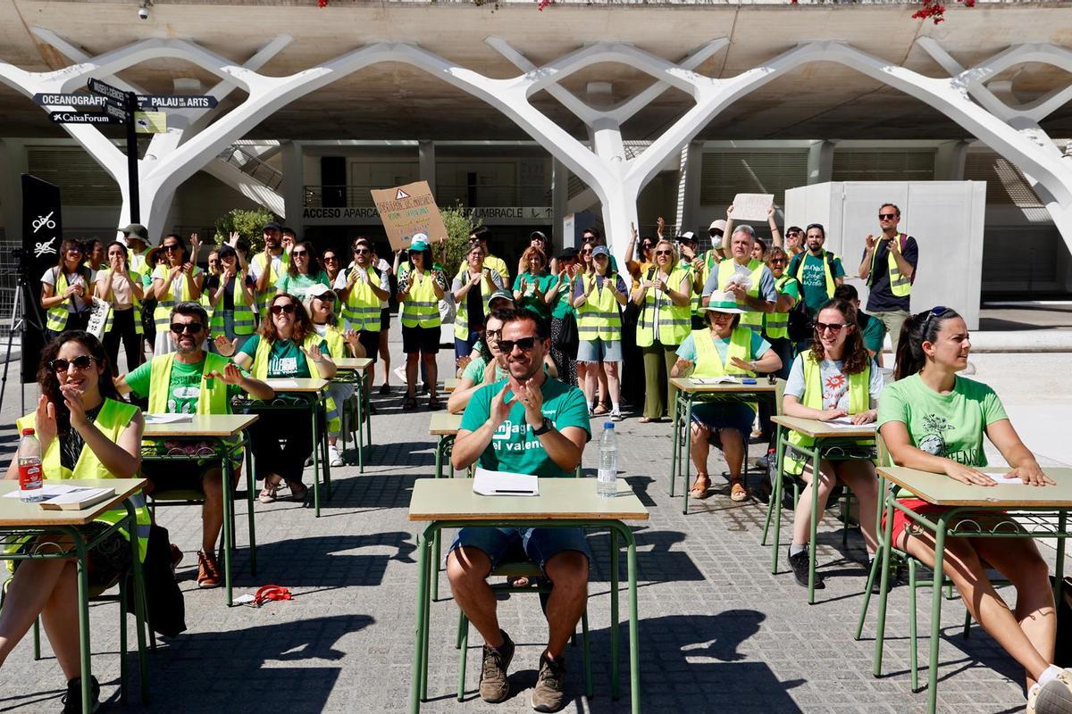Profesores en huelga sacan las aulas a la calle en la Ciudad de las Artes y las Ciencias