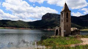 El pantano de Sau llega al 40% de su capacidad y el agua ya toca la base de la iglesia de Sant Romà