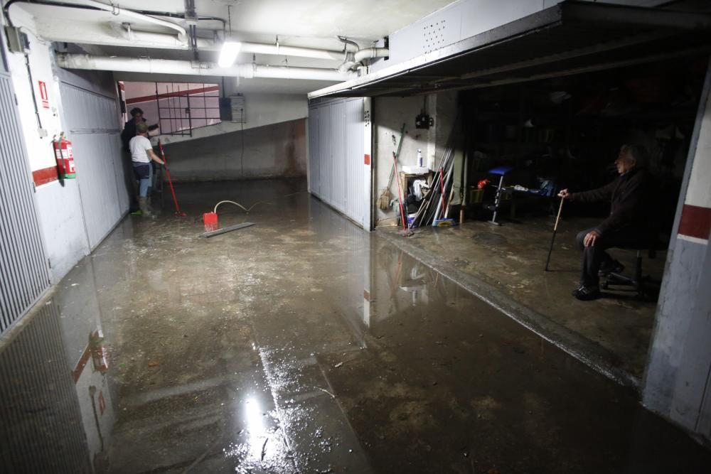 Trabajos de limpieza en la calle Llano Ponte de Avilés tras las inundaciones