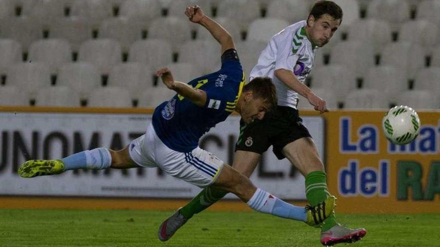 El céltico Kevin intenta interceptar un balón en un lance del partido de ayer. // Alerta