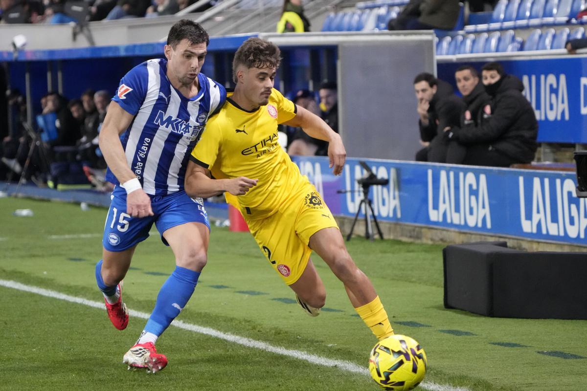 Vitoria, 23/02/2026.- El defensa del Girona Hugo Rincón (d) disputa un balón con el delantero del Alavés Lucas Boyé (i) durante el encuentro correspondiente a la jornada 25 de Laliga EA Sports que Deportivo Alavés y Girona FC disputan este lunes en el estadio de Mendizorroza, en Vitoria. EFE/ Adrián Ruiz Hierro Vitoria, 23/02/2026.- El defensa del Girona Hugo Rincón (d) disputa un balón con el delantero del Alavés Lucas Boyé (i) durante el encuentro correspondiente a la jornada 25 de Laliga EA Sports que Deportivo Alavés y Girona FC disputan este lunes en el estadio de Mendizorroza, en Vitoria. EFE/ Adrián Ruiz Hierro