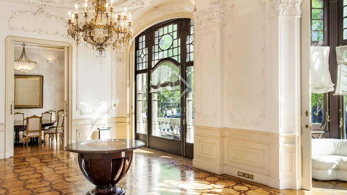 Interior del piso principal de la Casa Malagrida de Barcelona que está a la venta desde hace años.