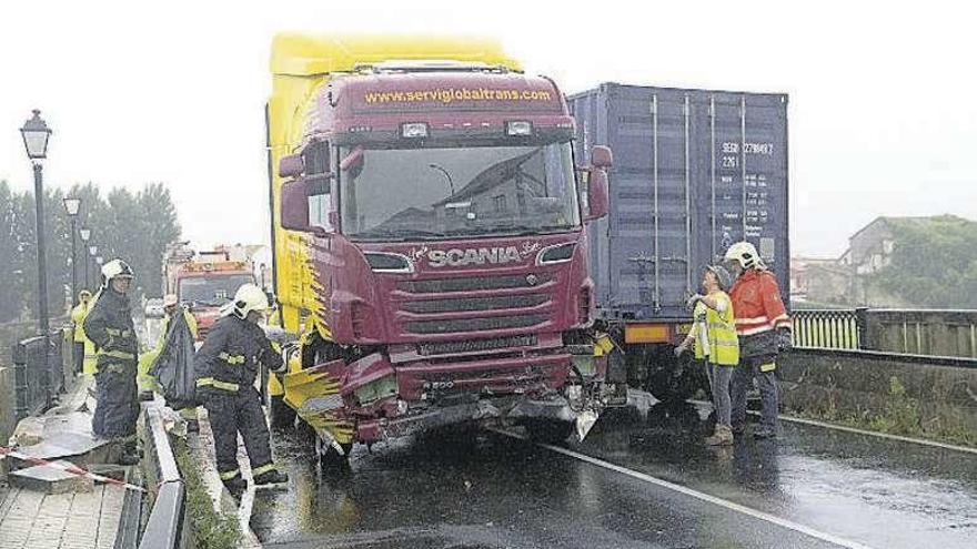 Dos heridos graves en una colisión en el puente que une Pontecesures y Padrón