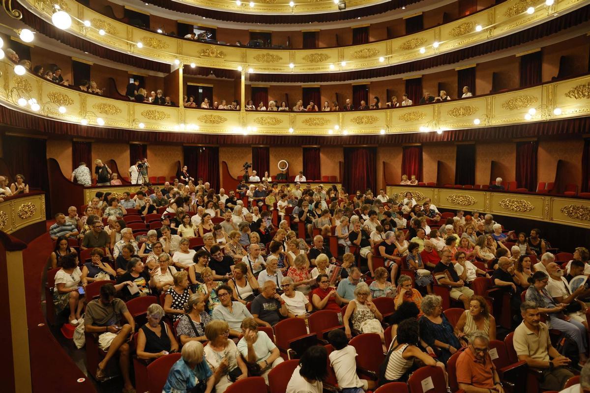 Girona. Teatre Municipal. Inauguracio 26a edicio del FITAG Festival Internacional de Teatre Amateur de Girona. Parlaments Lluc Salellas, Xavier Valenti, Jordi Camps.