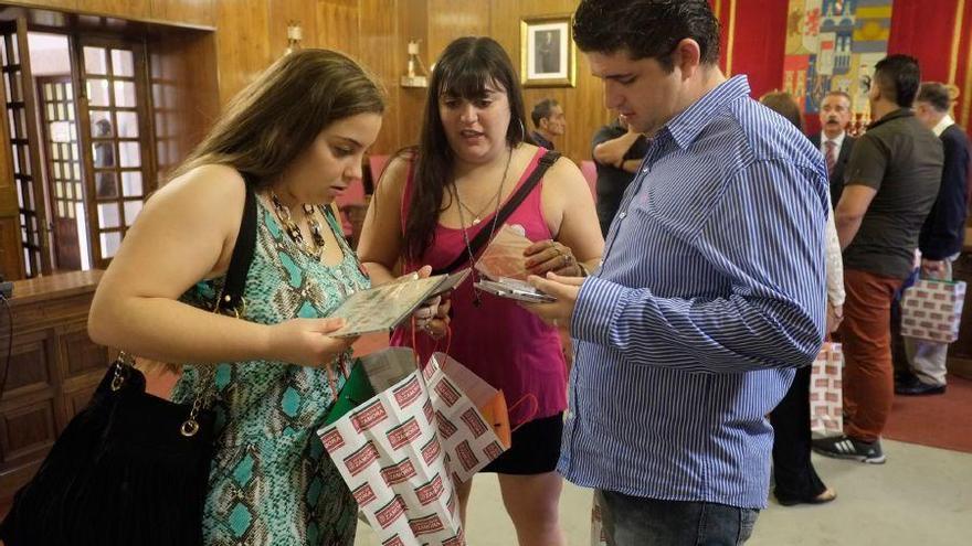 Un grupo de argentinos, durante el acto de bienvenida.