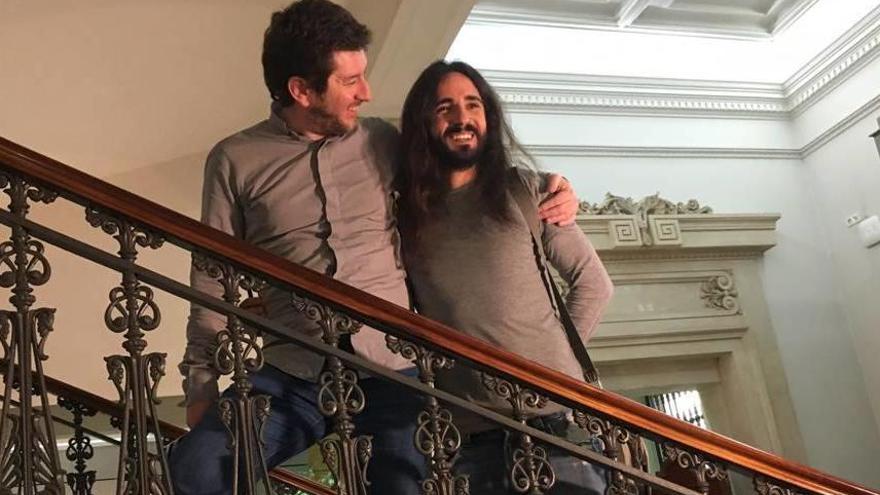 El líder de Podemos, Alberto Jarabo, y Baltasar Picornell, ayer en las escaleras del Parlament.