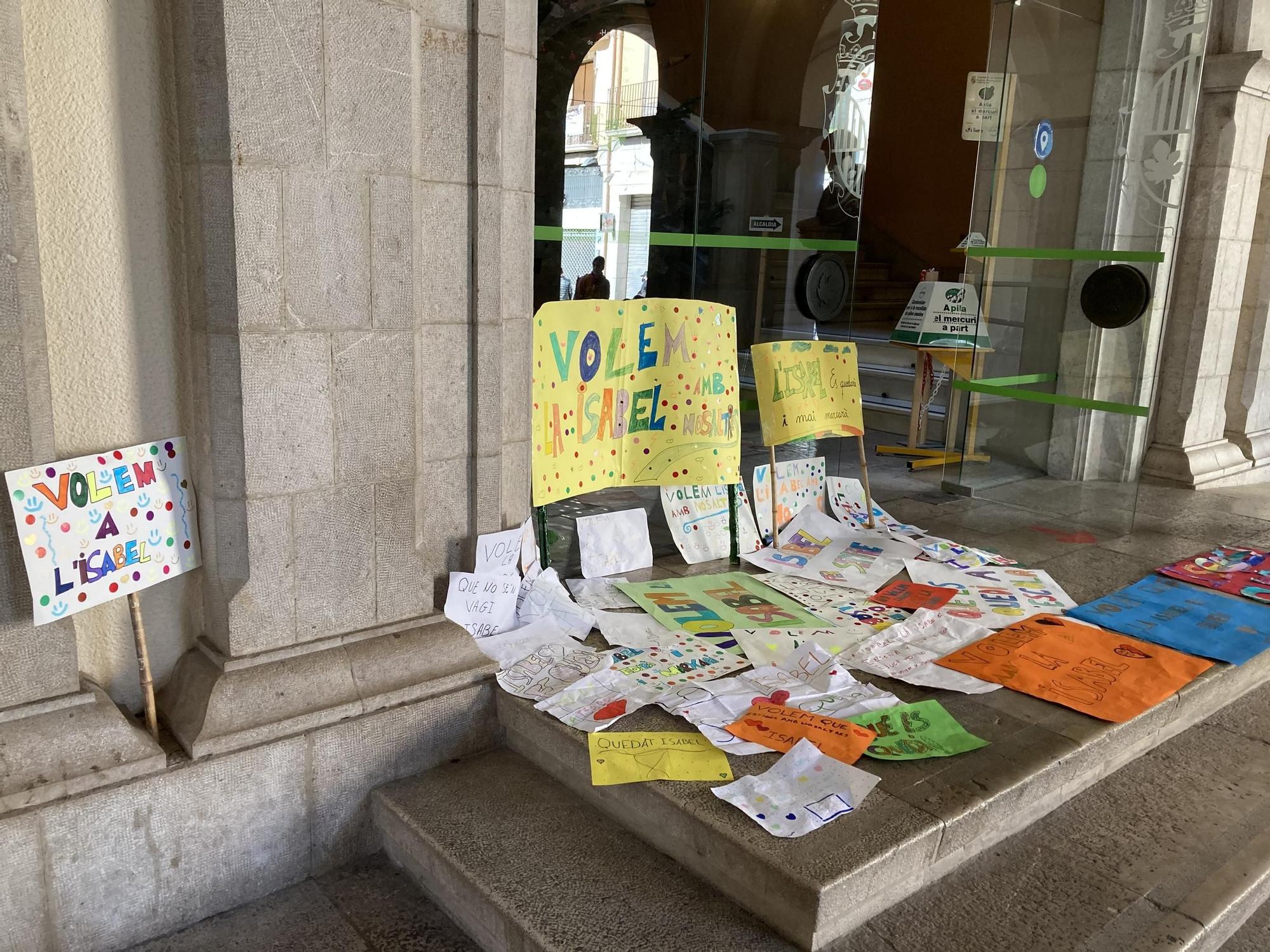 Protesta de l'Escola Anicet de Pagès davant l'Ajuntament de Figueres en defensa de la seva conserge