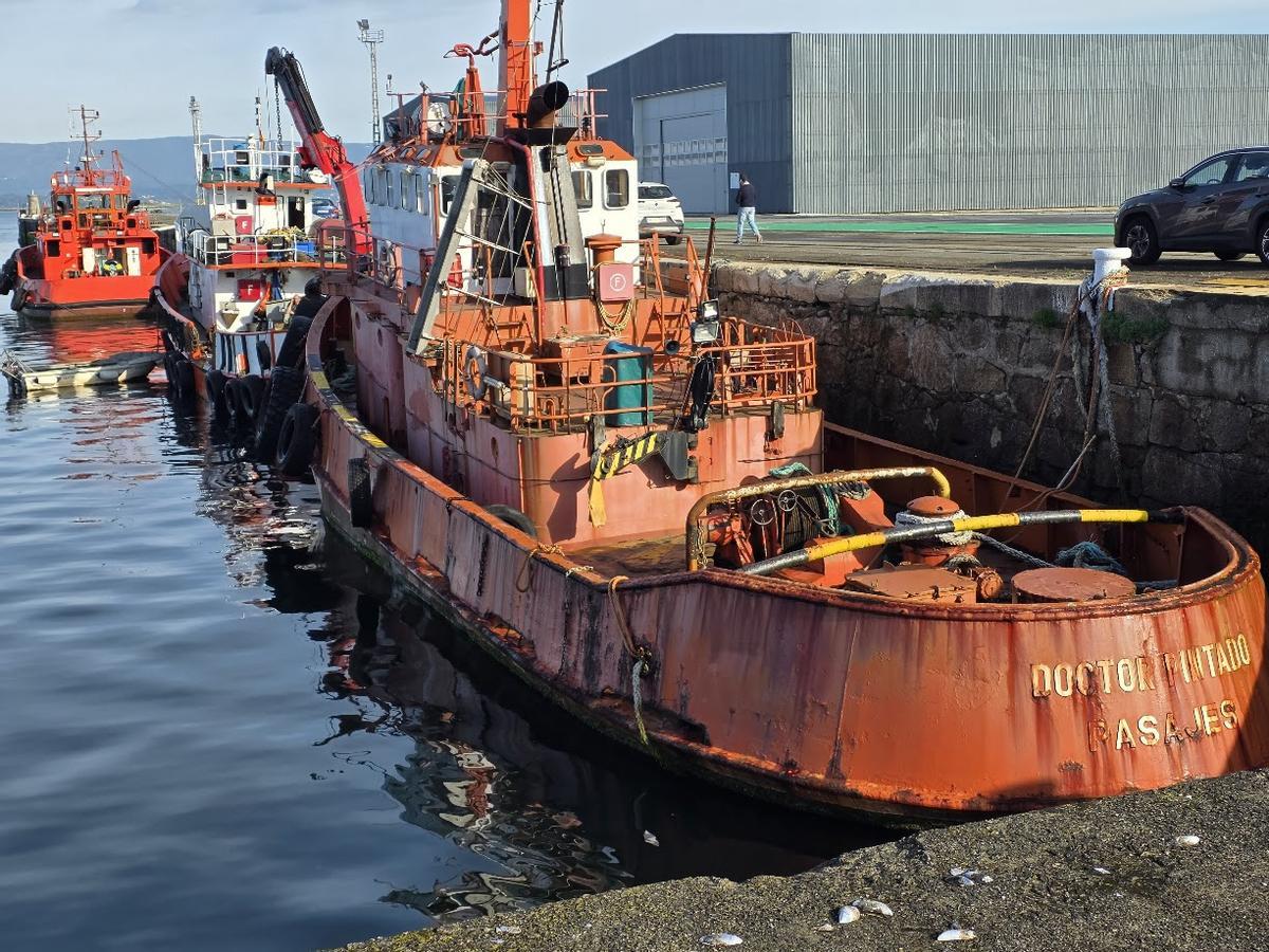 El barco antes de zarpar. Al fondo, las naves de Parquistas de Carril.