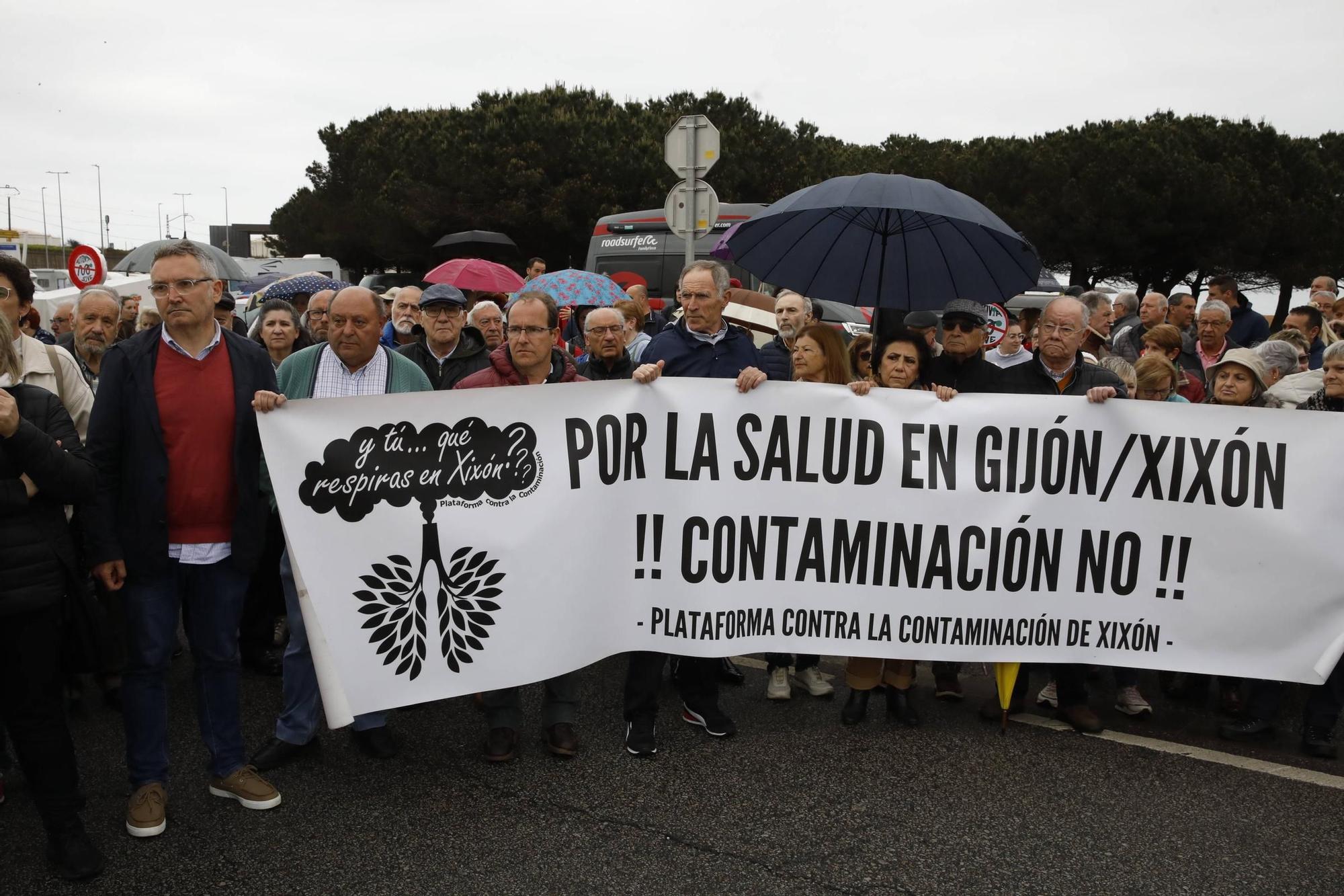 Así ha sido la movilización vecinal cortando el tráfico a El Musel (en imágenes)