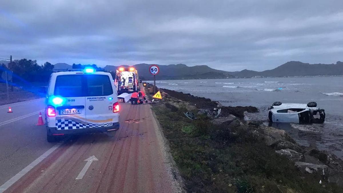 Efectivos de emergencias, junto al vehículo siniestrado en Alcúdia.