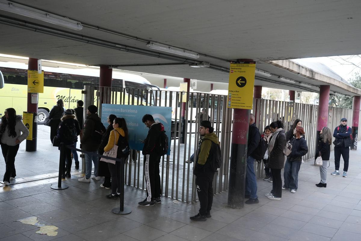 Cola en la estación de autobuses interurbanos de Fabra i Puig