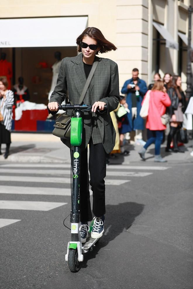 Kaia Gerber con blazer maxi por las calles de París