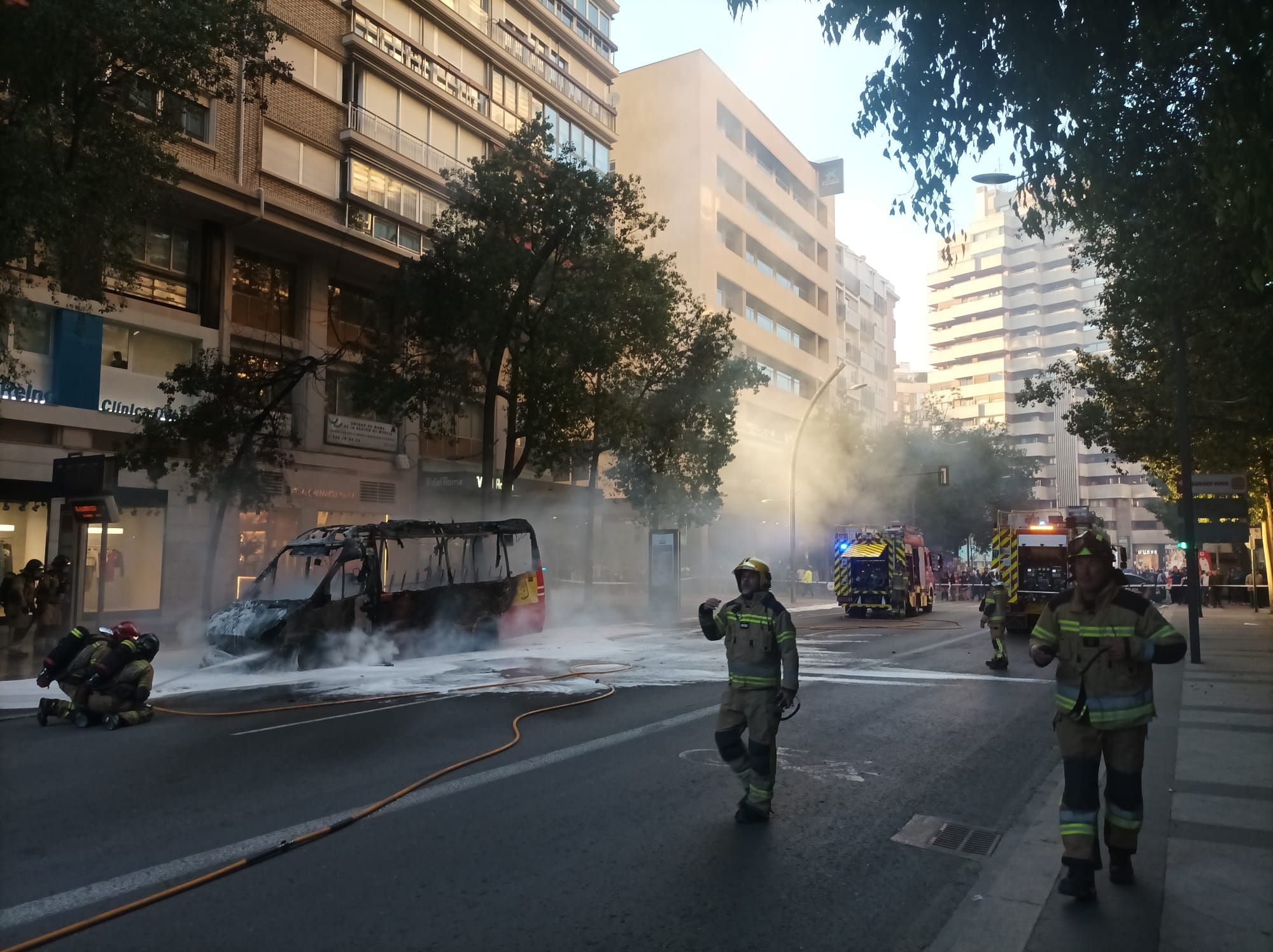 Las imágenes del incendio de un coche en plena Gran Vía de Murcia