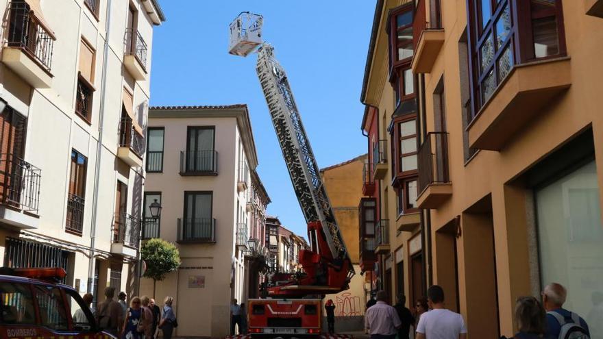 Una caída de cascotes obliga a actuar a los bomberos en la Rúa de los Francos
