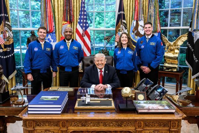 Trump entrega la Medalla de Honor Espacial a los cuatro astronautas de Artemis II