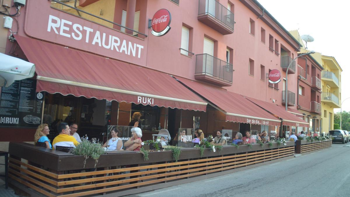 El Restaurant Ruki es troba al carrer Delícies, 7, de Sant Pere Pescador