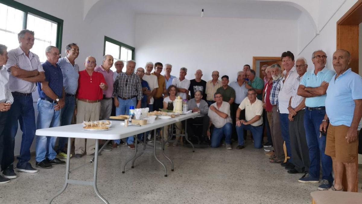 Grupo de alumnos asistentes al homenaje a José María Espino (en silla de ruedas en primera fila) en Mácher el pasado mes de agosto. | | LP/DLP