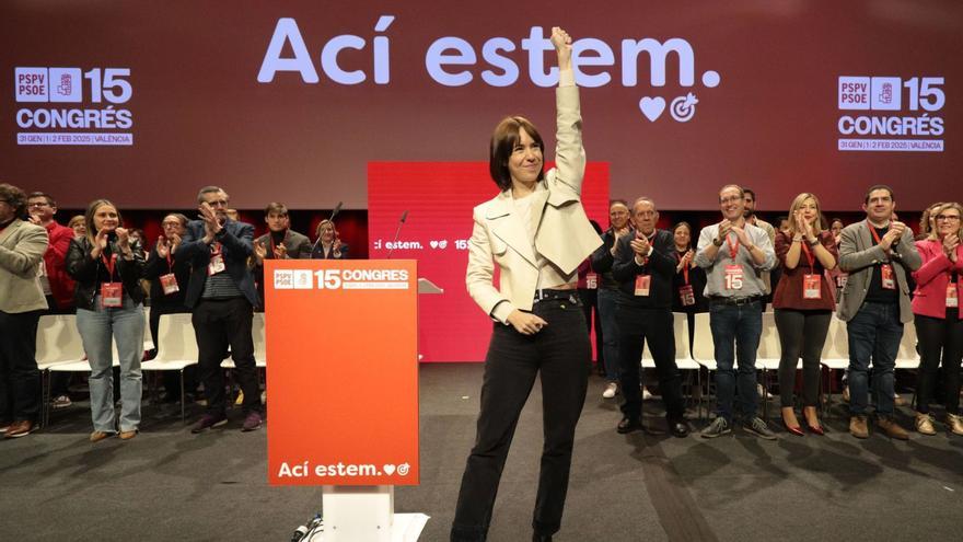 La secretaria general del PSPV, Diana Morant, celebra su proclamación ante su nueva ejecutiva, ayer, en el Palacio de Congresos. | EDUARDO RIPOLL
