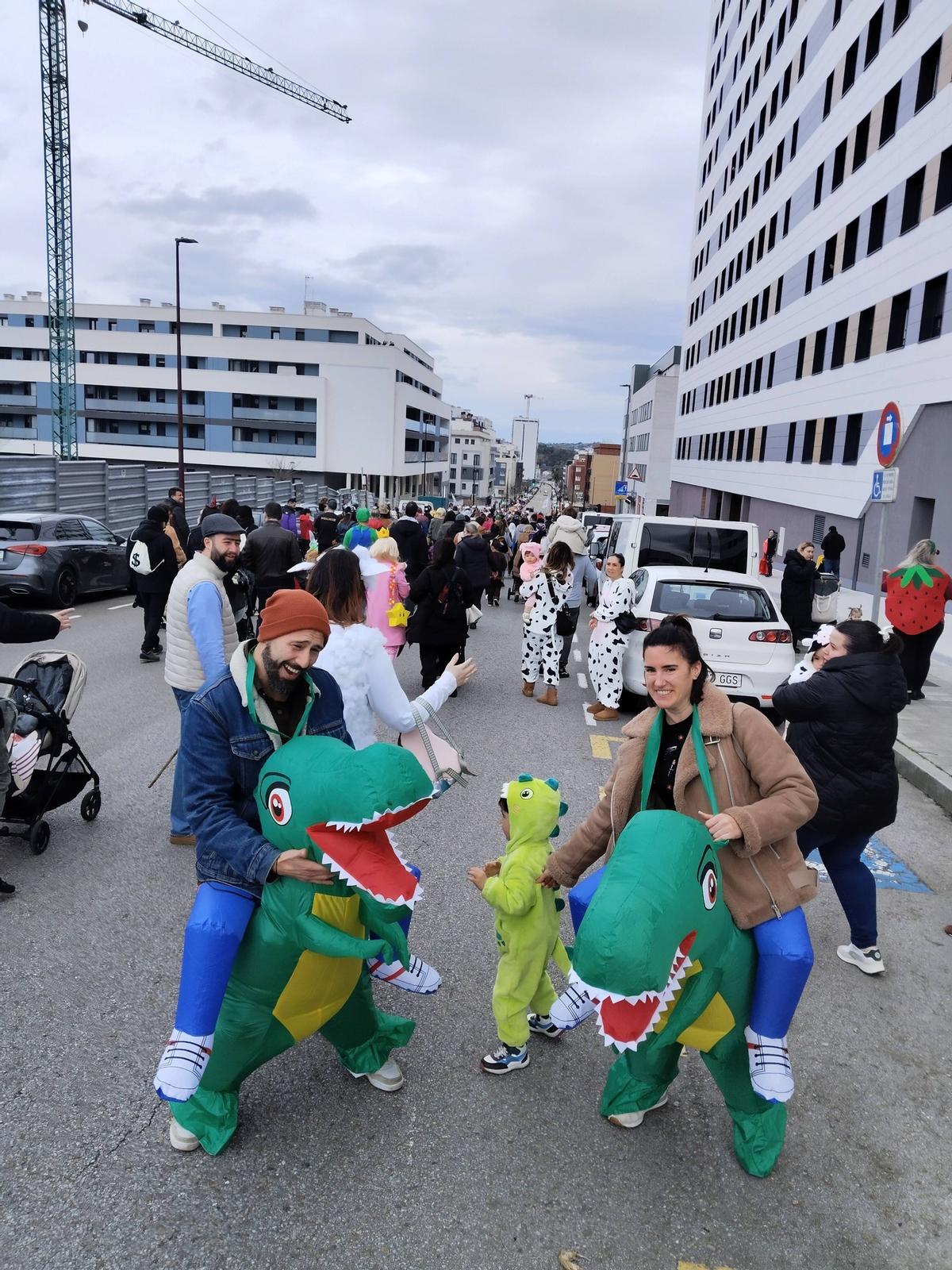 Los desfiles de Antroxu en Nuevo Roces y El Coto, en imágenes