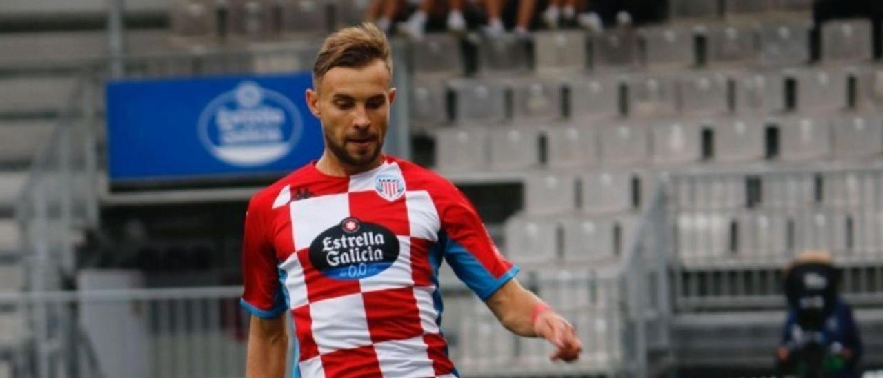 Orest Lebedenko controla una pelota en un partido de esta temporada con la camiseta del Lugo. |  // LALIGA