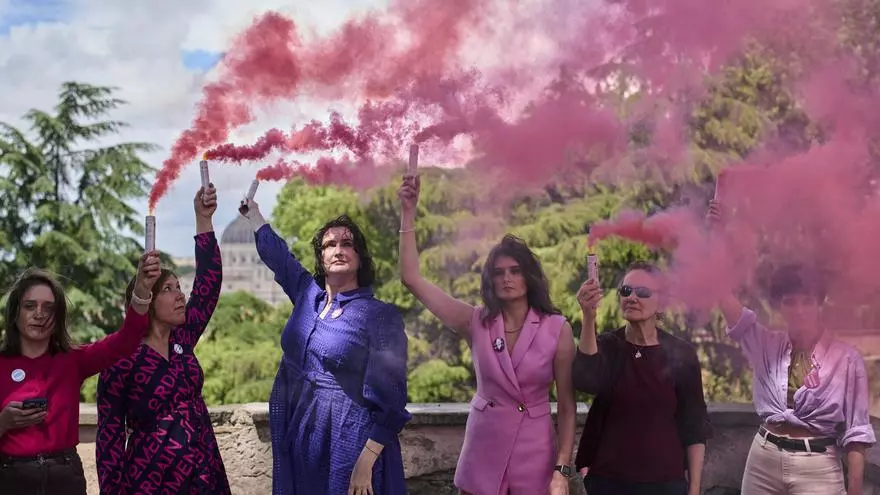Fumata rosa frente al Vaticano: las mujeres alzan la voz para reclamar su lugar en el cónclave
