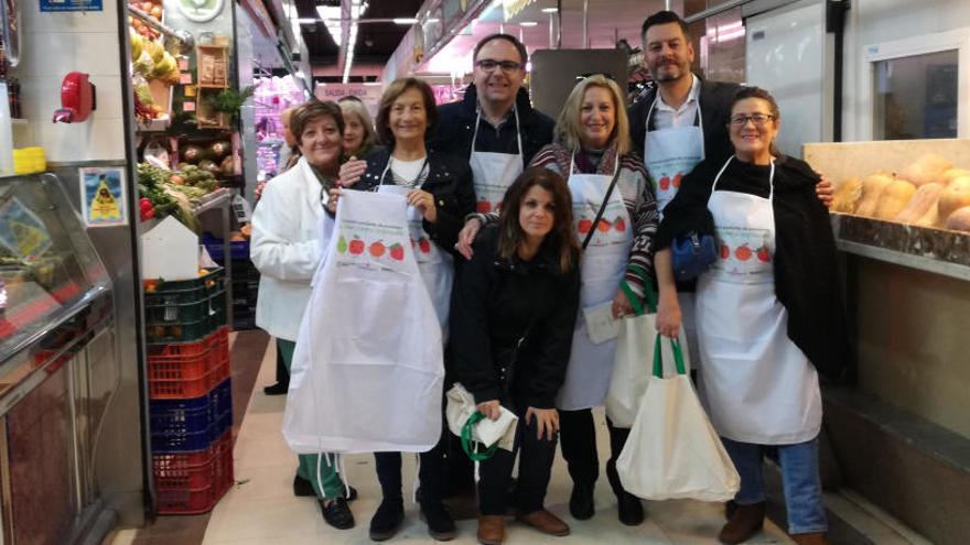 Los mercados regalan delantales  y fomentan la buena alimentación