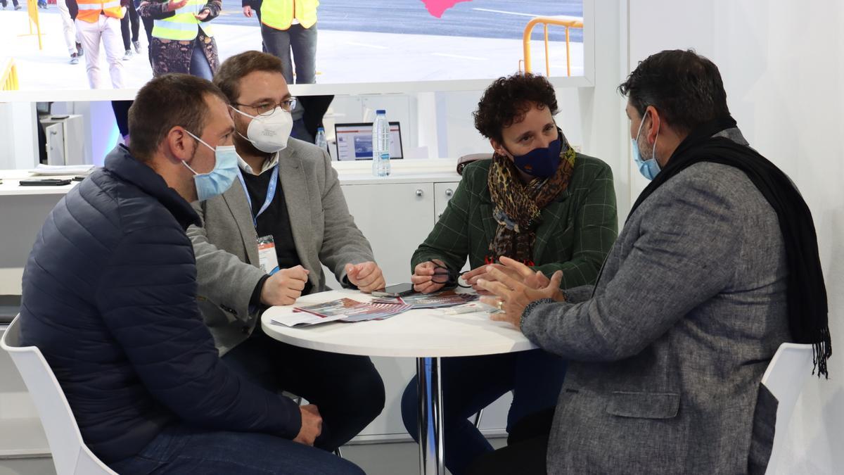 La alcaldesa de Onda, Carmina Ballester, charla con un representante de Roker en la feria logística de Guadalajara.